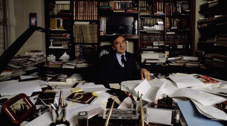 Invoquant le risque lié à "La Nuit" d'Elie Wiesel, un juge de l'Iowa bloque des éléments clés de la loi interdisant les livres