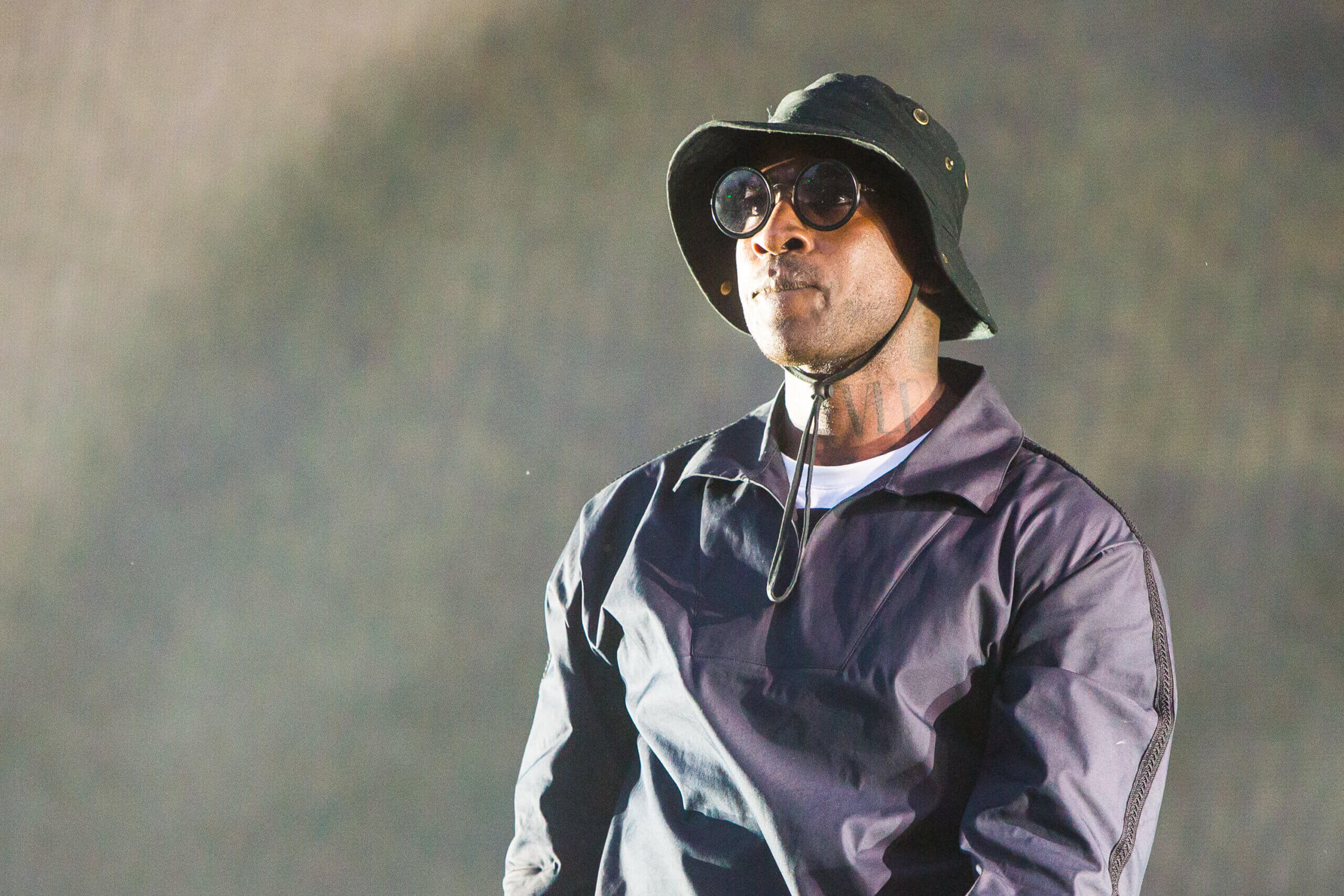 "Je jure d'être plus attentif à l'avenir" : la star du rap britannique Skepta s'excuse pour une œuvre considérée comme faisant référence à l'Holocauste