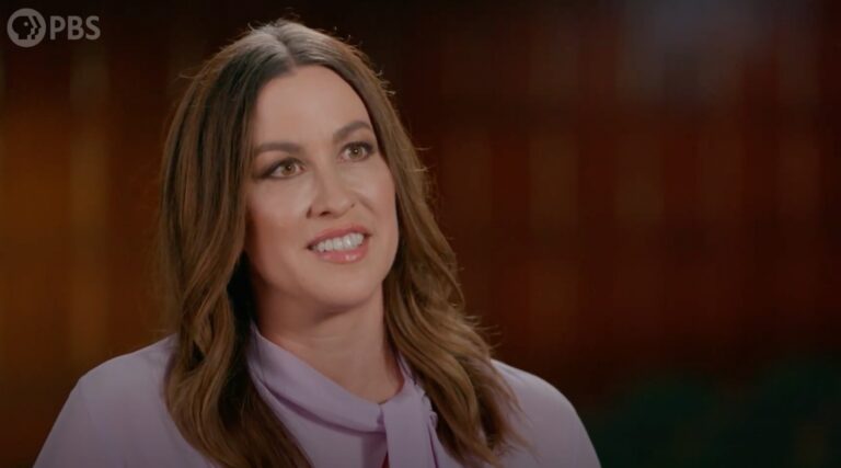 La rock star Alanis Morissette découvre l'histoire de l'Holocauste de sa famille dans l'émission "Finding Your Roots" de la chaîne PBS