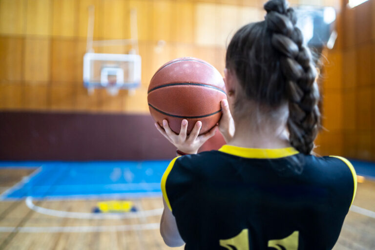 "Le coaching échoue", disent les critiques à propos d'un match de basket-ball au lycée entaché d'antisémitisme