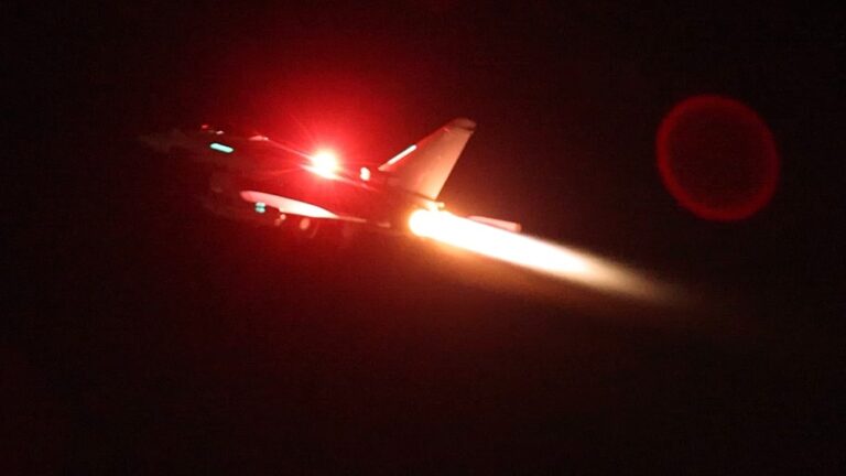 Les avions américains et britanniques frappent des cibles Houthis, attirant l’Occident vers un rôle de combat dans la guerre d’Israël