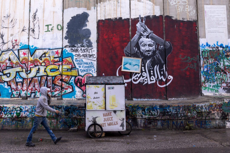 Les gouvernements israélien et palestinien devraient être obligés de reconnaître le droit de l'autre à un État.