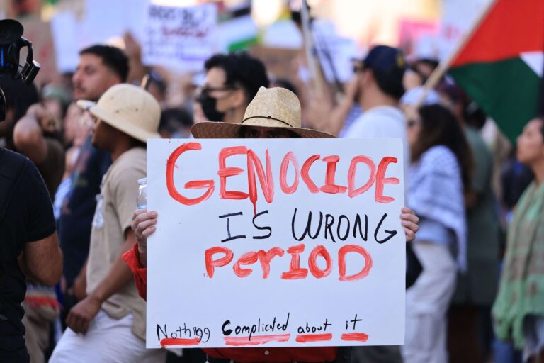 Les groupes juifs sont confrontés à de nouvelles questions : qu’est-ce qui constitue un appel au génocide ?  Et comment faut-il le punir ?