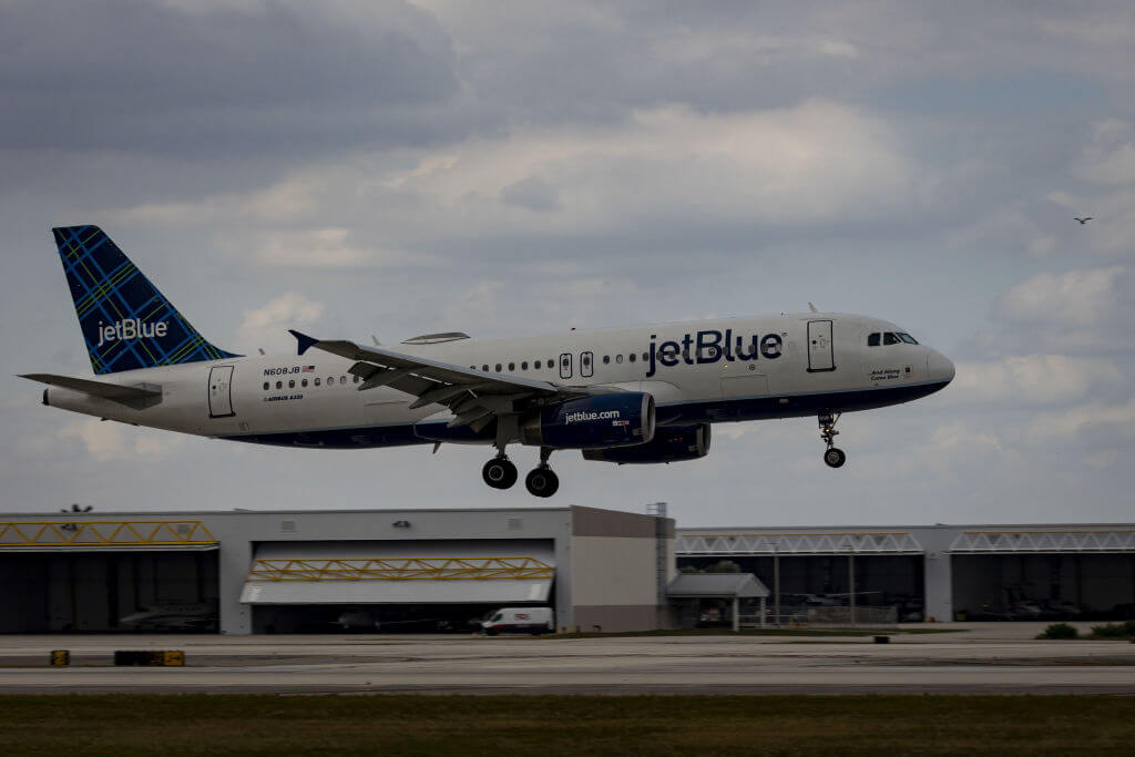Les passagers accusent JetBlue d'antisémitisme après que les Juifs orthodoxes ont été expulsés de l'avion