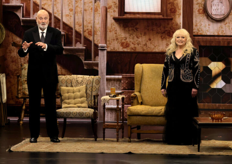 Rob Reiner utilise le mot yiddish « kokhlefl » dans l'hommage des Emmys à la légende juive de la comédie Norman Lear