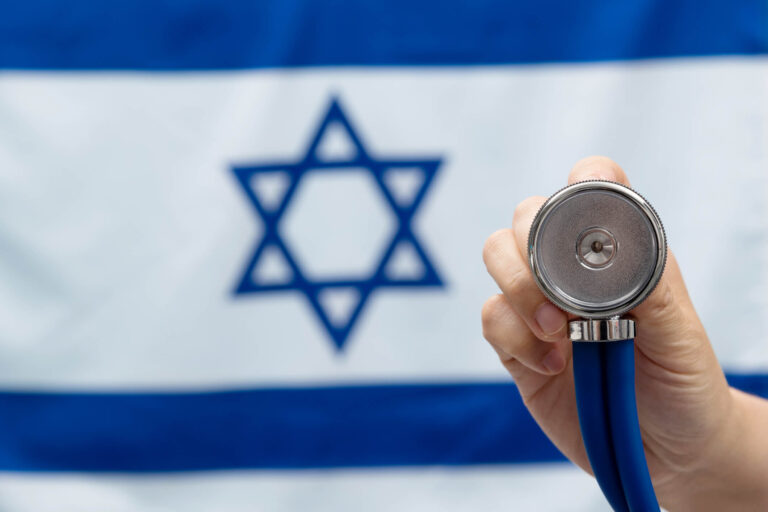 Un article viral diabolisant les médecins sionistes ressemble étrangement à une théorie du complot antisémite soviétique