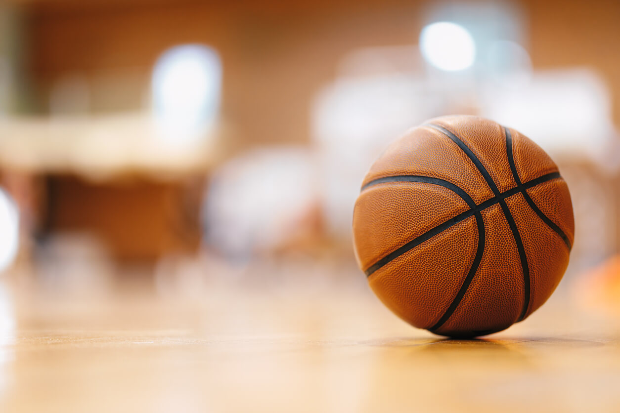 Un entraîneur de basket-ball féminin licencié dans une école de New York où des joueuses criaient des insultes antisémites à l'encontre d'opposants juifs