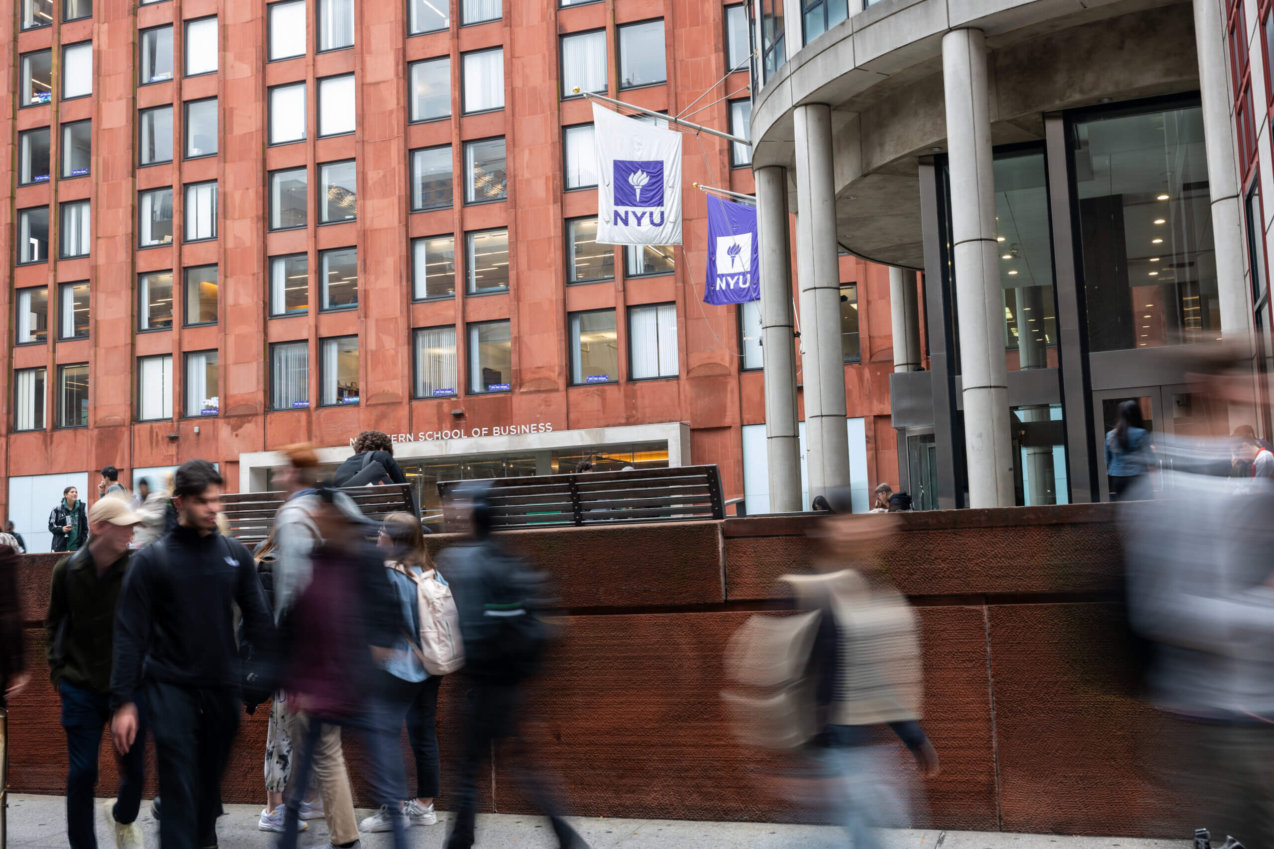 Un professeur de NYU suspendu après avoir nié les atrocités du 7 octobre lors d'un événement du SJP