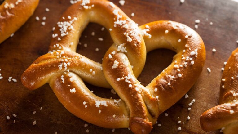 Vidéo : Un chef de douze ans prépare des bretzels en yiddish