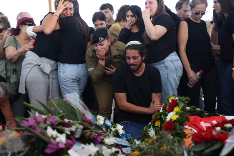 נײַער נומער „ייִדישלאַנד“ ווערט געווידמעט ישׂראלס קאַמף קעגן אַראַב ישן טעראָר Le dernier numéro du magazine « Yiddishland » est consacré à la lutte d'Israël contre le terrorisme arabe