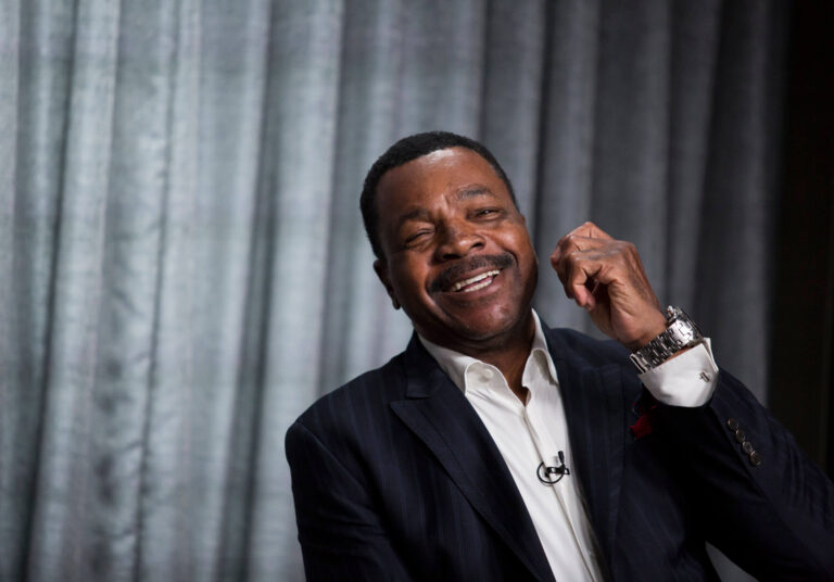 Quand Carl Weathers dédicaçait un rouleau de la Torah à Jerry Stiller