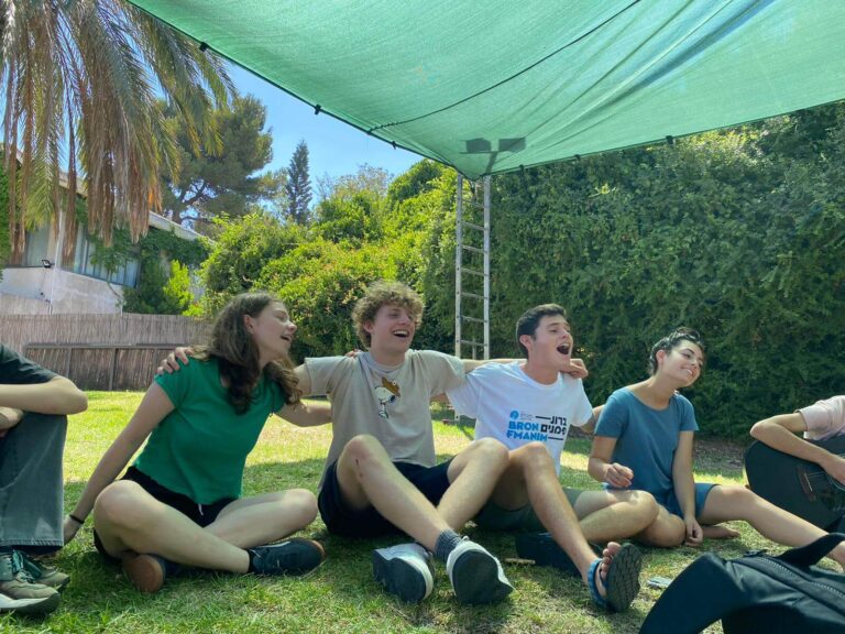 Des mois après le début de la guerre, les jeunes Israéliens assument de nouvelles émotions et de nouvelles responsabilités