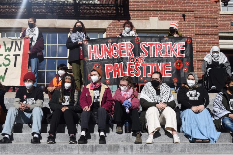 « Un impact sur le monde » : des grévistes de la faim de l'Université Brown, un juif et un palestinien, lors de leur manifestation contre la guerre