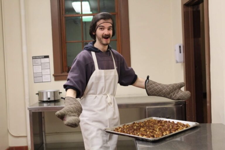 Alors que la guerre fait rage au Moyen-Orient, les étudiants d'Oberlin ont relancé une coopérative de restauration casher-halal