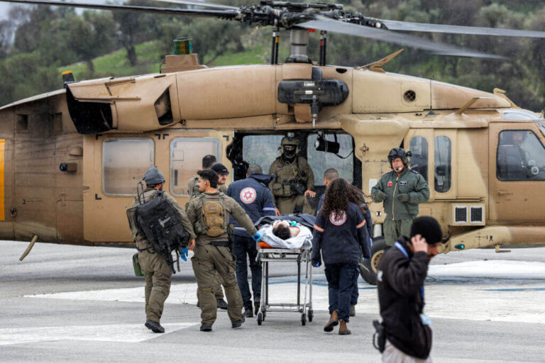 Israël frappe au Liban après une attaque à la roquette meurtrière sur Tzfat, exacerbant les tensions dans le nord