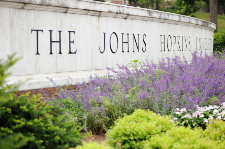 Le gouvernement fédéral va enquêter sur l'université Johns Hopkins pour antisémitisme à l'égard des professeurs et des déclarations de cessez-le-feu des étudiants diplômés