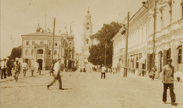 אַ ייִדישער שרײַבער פֿאַרכאַפּט פֿון די רוסישע פּויערים וואָס האָב ן געוואָלט ווערן ייִדן Un écrivain yiddish fasciné par une secte de paysans russes qui voulaient être juifs
