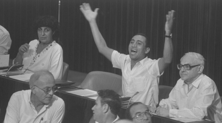Charlie Biton, co-fondateur des Black Panthers israéliens et premier Israélien à rencontrer Arafat, est décédé à 76 ans
