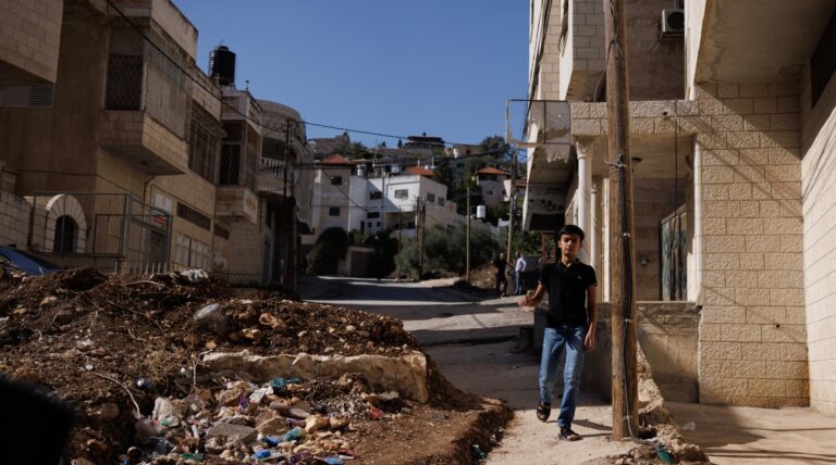 Biden sanctionne 4 colons juifs sur la base d'allégations de violence contre des Palestiniens et des militants pacifistes israéliens