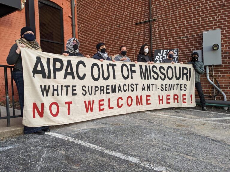 Dans le Missouri, des manifestants juifs déploient une banderole qualifiant l'AIPAC d'"antisémite"