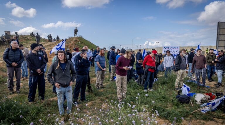 Des manifestants bloquant la livraison du plan d'aide à Gaza marchent vers Jérusalem