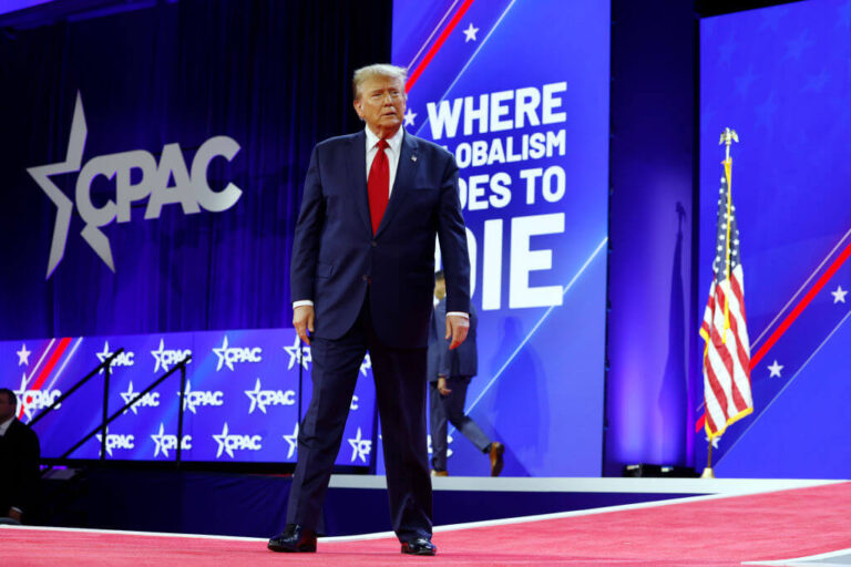 Des membres de groupes néo-nazis ont assisté à une conférence affiliée aux Républicains avec en tête d'affiche Trump