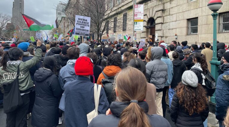 Des milliers de militants se rassemblent devant l'université de Columbia pour protester contre le traitement réservé aux groupes pro-palestiniens sur le campus