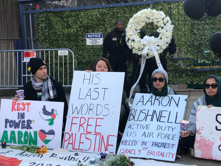 Devant l'ambassade d'Israël, des larmes pour le "martyr" qui s'y est immolé par le feu