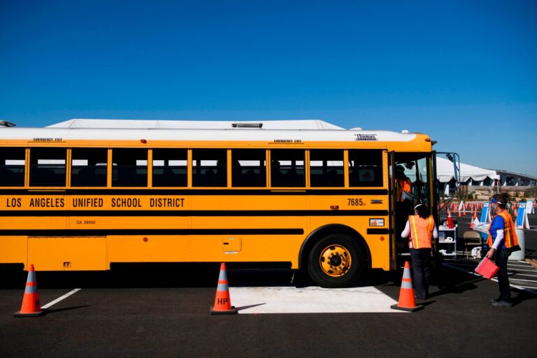 Il a accumulé de gros soutiens pour le conseil scolaire de Los Angeles.  Puis ses publications antisémites sur les réseaux sociaux ont fait surface