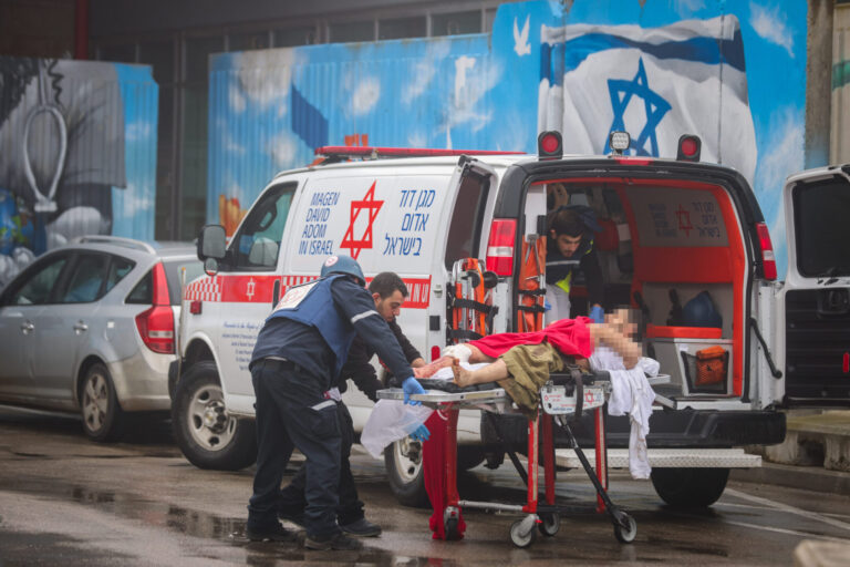 Israël frappe au Liban après une attaque à la roquette meurtrière sur Tzfat, exacerbant les tensions dans le nord