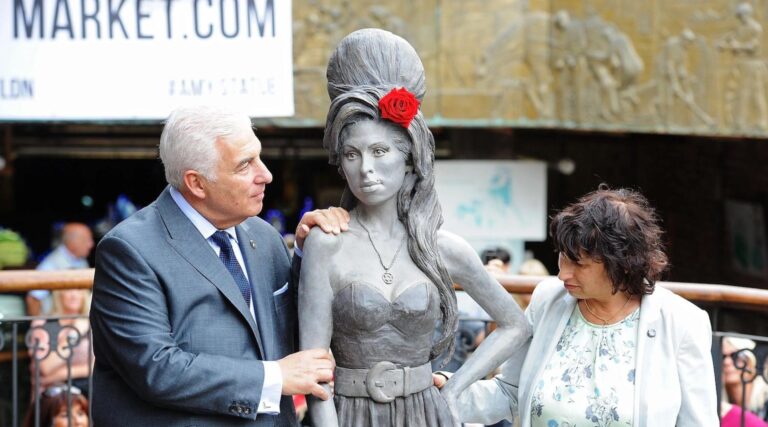 La police ouvre une enquête après que la statue d'Amy Winehouse ait été dégradée avec un autocollant pro-palestinien