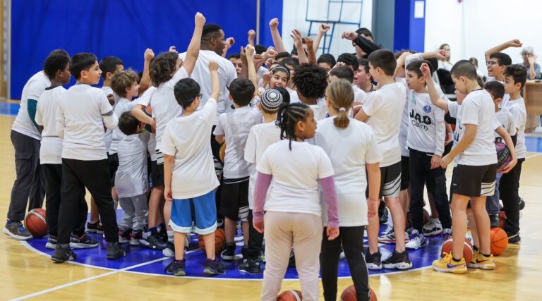 La saison de Jared Armstrong était censée débuter le 7 octobre. Il utilise désormais le basket-ball pour aider les enfants israéliens à échapper aux réalités de la guerre.