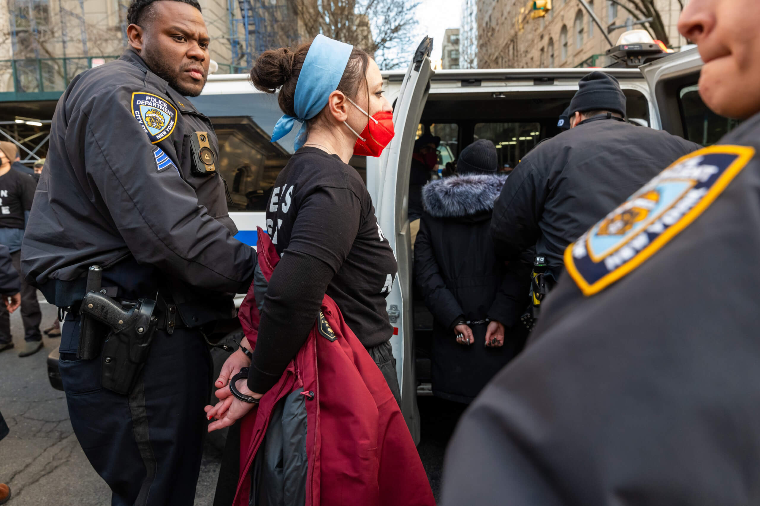 La visite de Biden à New York attire des centaines de manifestants juifs pour saluer son cortège – ou le bloquer
