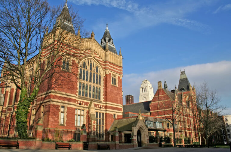 L'aumônier d'une université britannique et sa famille se cachent suite à des menaces de mort suite à leur passage en tant que réserviste de Tsahal