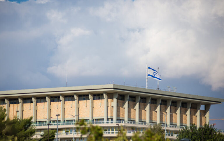 Le vote pour expulser un député israélien d’extrême gauche échoue de peu