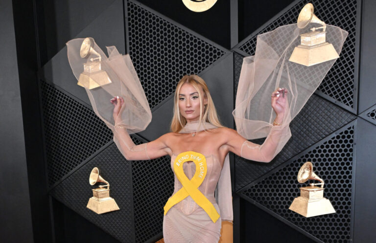 Montana Tucker porte une robe à ruban jaune, le PDG de la Recording Academy rend hommage aux victimes de Nova aux Grammys 2024