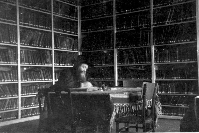 On pensait que la bibliothèque de la Yeshiva de Lublin avait été détruite par les nazis.  Puis ses livres ont commencé à apparaître.