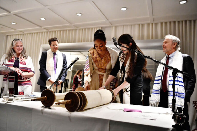 Tiffany Haddish se rend en Israël, visite la place des Otages et s'engage à visiter Gaza