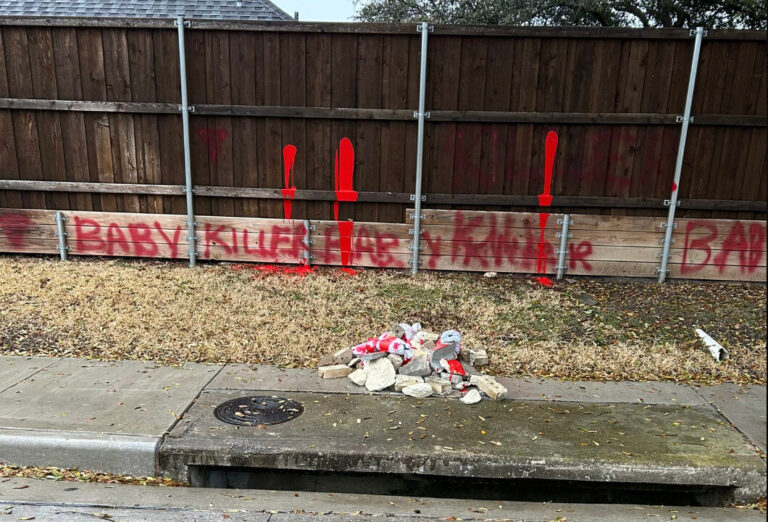 « Tueur de bébé » : des vandales ciblent la maison juive d'un membre du conseil municipal de Dallas