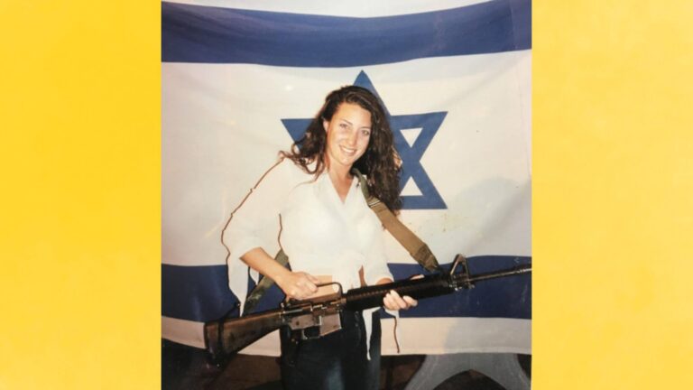 Une avocate poursuit en justice pour afficher une photo d’elle tenant une arme devant un drapeau israélien