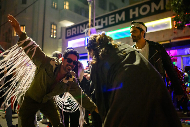 En Israël et au-delà, les célébrations de Pourim sont tempérées par le traumatisme et les pensées des otages