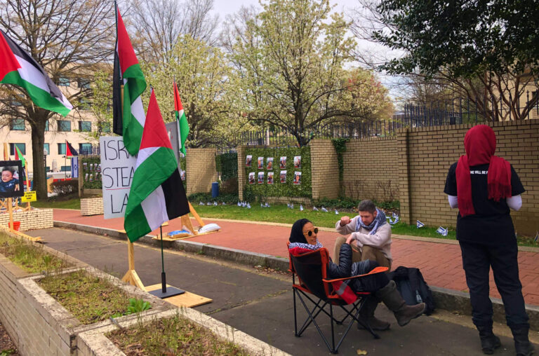 « Jusqu'à un cessez-le-feu » : des manifestations incessantes ébranlent l'ambassade d'Israël – et le quartier au-delà