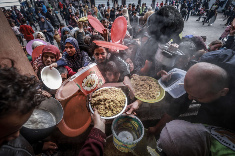 Après que plus de 100 Gazaouis sont morts en essayant d’accéder à la nourriture, le monde va-t-il enfin remédier à leur famine ?