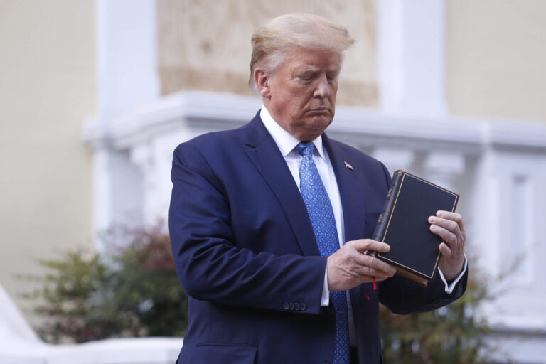 Dans la Bible américaine de Trump, un rappel de ses plus grands moments avec son « livre préféré »