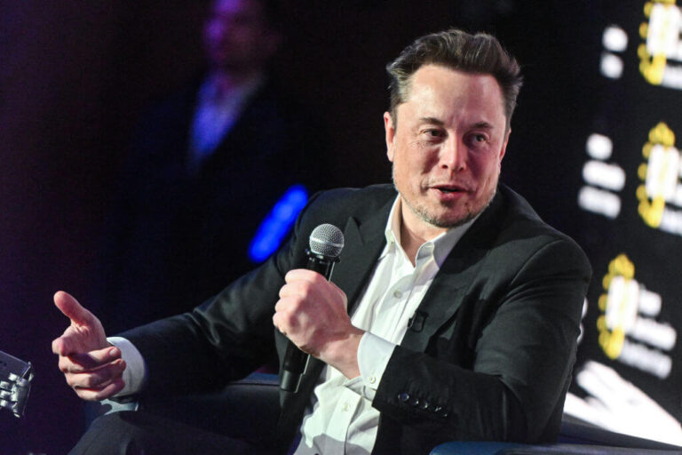 Elon Musk minimise les commentaires antisémites passés dans une nouvelle interview