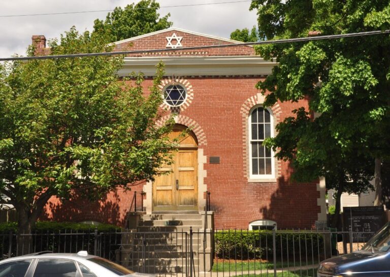 La police de Newton, dans le Massachusetts, enquête sur une série de actes de vandalisme visant des maisons pro-israéliennes et qualifiés de crimes de haine