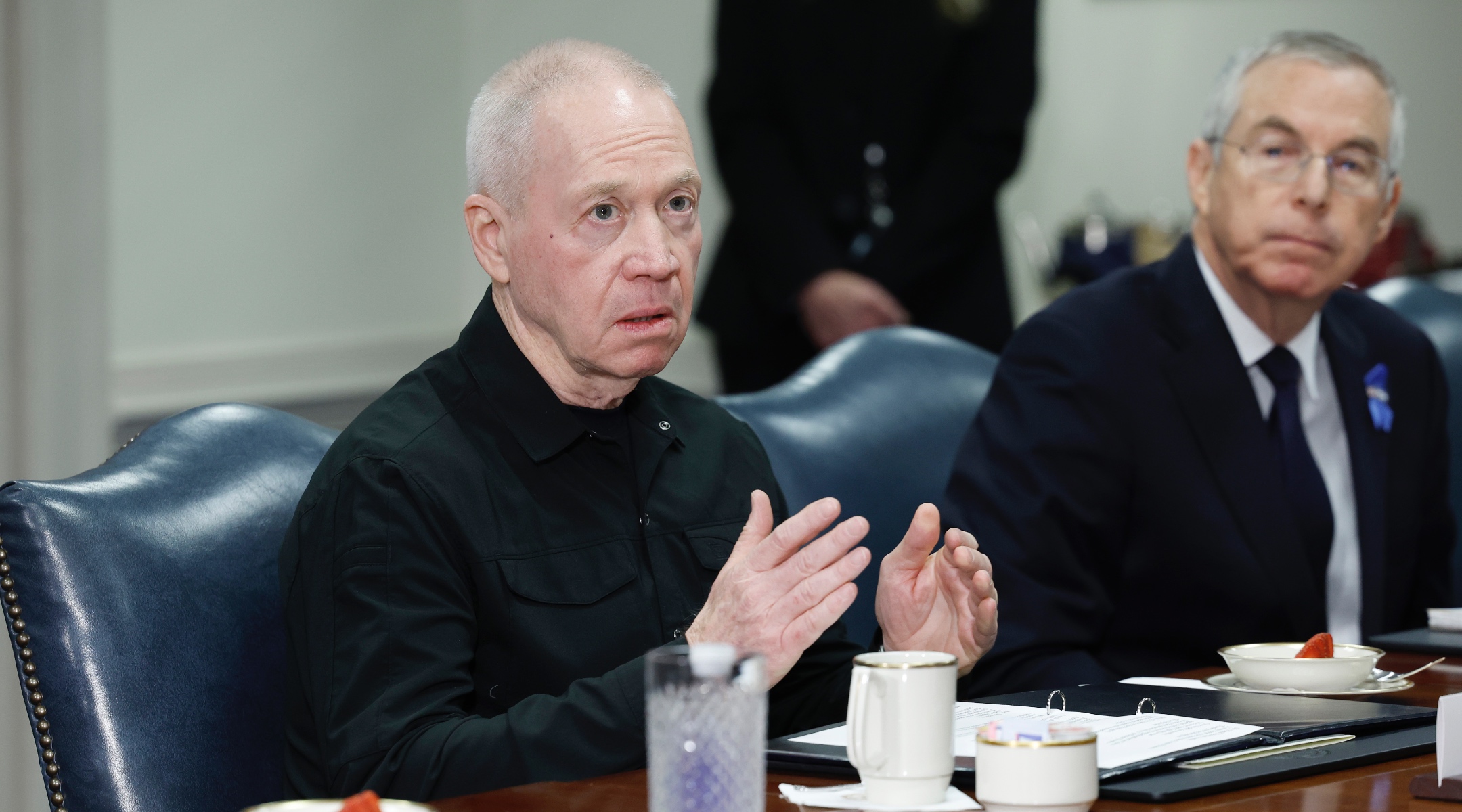Le ministre israélien de la Défense Yoav Gallant souligne l’importance des liens américano-israéliens alors que Netanyahu critique l’administration Biden