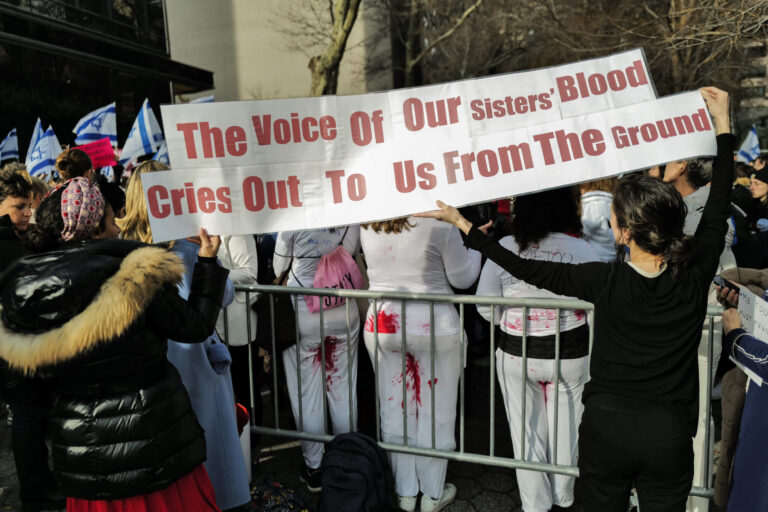 Les femmes israéliennes qui ont dénoncé les abus sexuels à Gaza sont moquées en ligne.  Ce déni blesse les survivants du monde entier