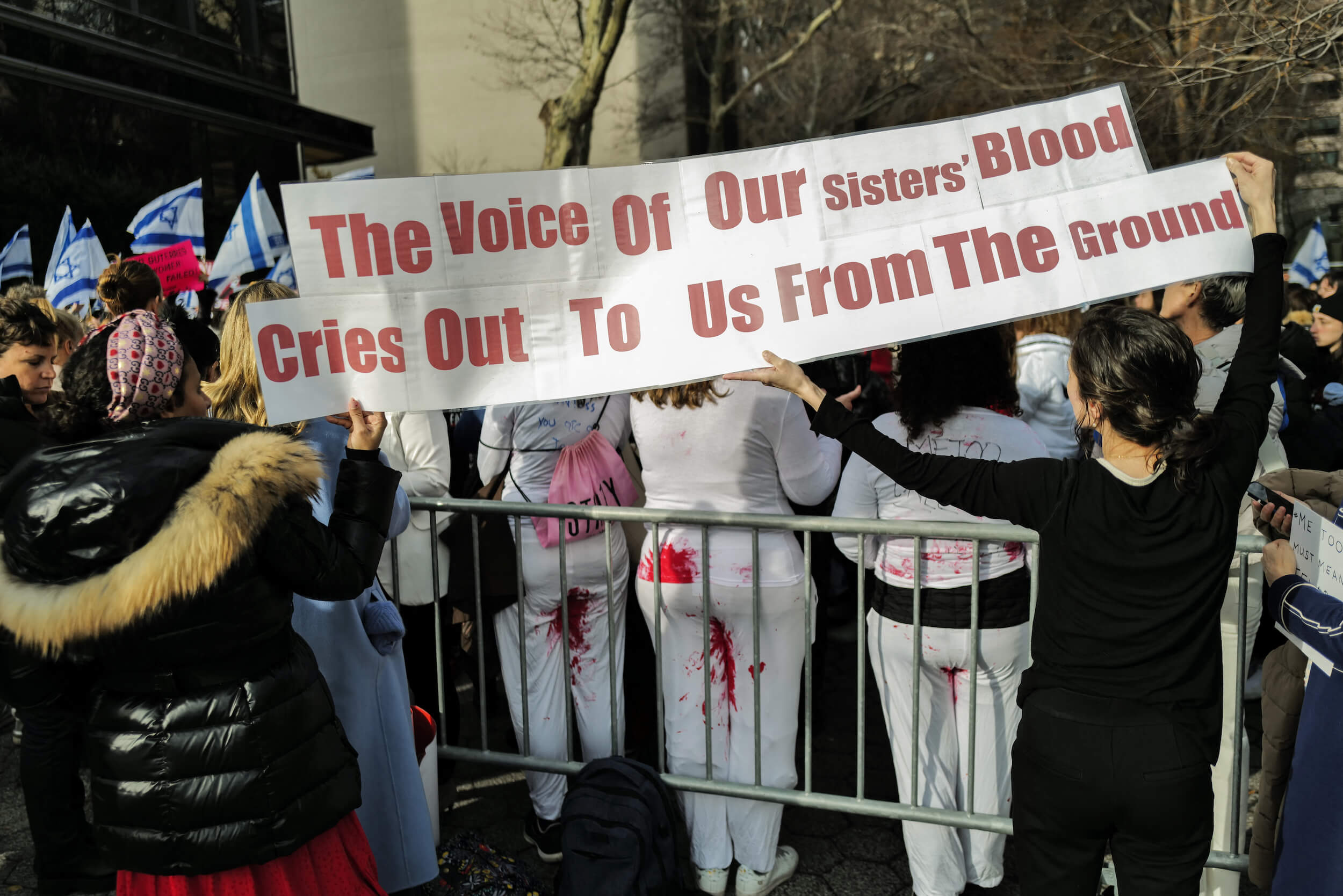 Les femmes israéliennes qui ont dénoncé les abus sexuels à Gaza sont moquées en ligne.  Ce déni blesse les survivants du monde entier