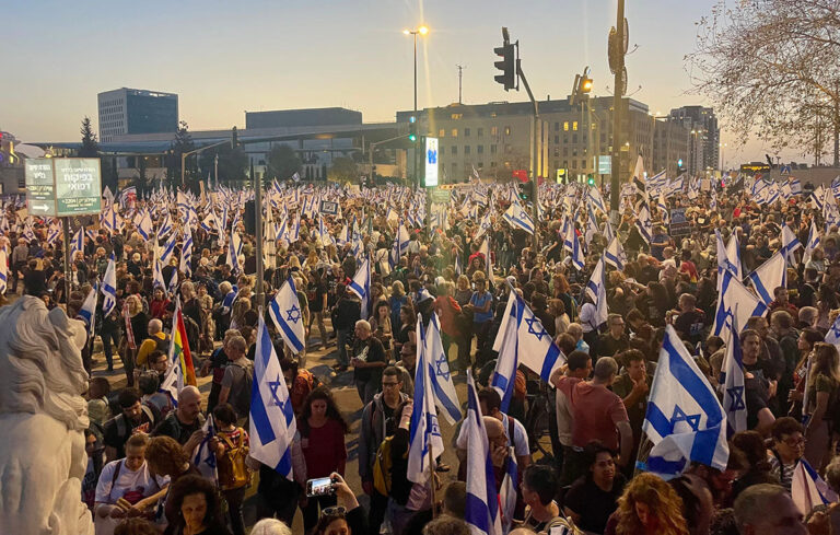 Les manifestations contre Netanyahu s'intensifient en Israël alors que des milliers de personnes se rassemblent à Jérusalem et à Tel Aviv
